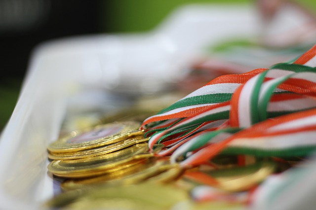 Prezydent Ełku przyznał nagrody i stypendia zasłużonym sportowcom